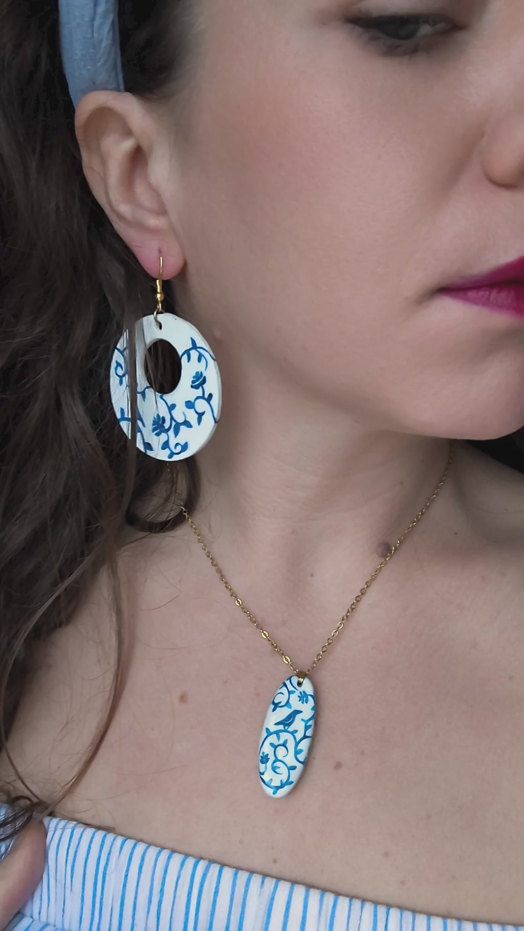 Blue bird earrings (round)